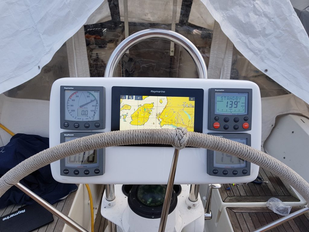 Raymarine Axiom pedestal mount